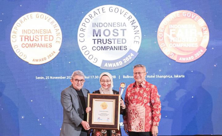 (Kiri ke Kanan) Chief Editor SWA Kemal E. Gani, CEO AdMedika Dian Prambini, dan Chairman IICG (Indonesia Institute for Corporate Governance) Gendut Suprayitno dalam ajang Corporate Governance Perception Index (CGPI) Award 2024 yang berlangsung di Ballroom Hotel Shangri-La Hotel, Jakarta pada Sabtu, (25/11/2024). Foto: Telkom Indonesia