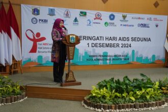 Pelaksana Tugas (Plt) Wali Kota Administrasi Jakarta Timur, Iin Mutmainnah dalam Peringatan Hari AIDS Sedunia 2024 Kota Jakarta Timur, di Ruang Pola, Lantai 2, Blok A, Kantor Walikota, pada Kamis (5/12/2024). Foto: dok humas