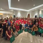 Kehangatan Christmas Tree lighting ceremony di are lobby Holiday Inn & Suites Jakarta Gajah Mada, bersama rekan Media, Influencer, Key Opinion Leader dan tamu hotel. Foto: Dok hotel