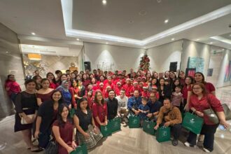 Kehangatan Christmas Tree lighting ceremony di are lobby Holiday Inn & Suites Jakarta Gajah Mada, bersama rekan Media, Influencer, Key Opinion Leader dan tamu hotel. Foto: Dok hotel