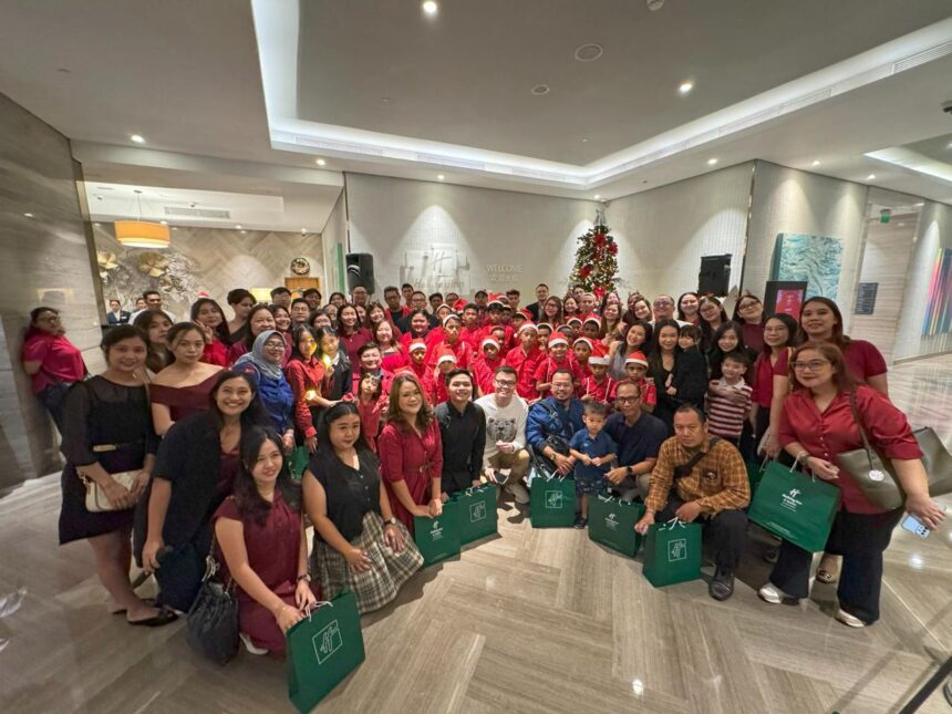 Kehangatan Christmas Tree lighting ceremony di are lobby Holiday Inn & Suites Jakarta Gajah Mada, bersama rekan Media, Influencer, Key Opinion Leader dan tamu hotel. Foto: Dok hotel