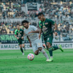 Ardi Idrus mencoba melewati penjagaan pemain Arema FC. (Persebaya)