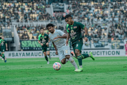 Ardi Idrus mencoba melewati penjagaan pemain Arema FC. (Persebaya)