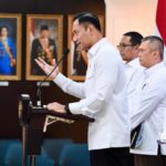 Menteri Koordinator (Menko) Infrastruktur dan Pembangunan Kewilayahan Agus Harimurti Yudhoyono (AHY) memberikan keterangan pers kepada awak media, usai mengikuti rapat terbatas yang dipimpin Presiden Prabowo Subianto terkait persiapan menghadapi Nataru, di kompleks Istana Kepresidenan Jakarta. Foto: setkab