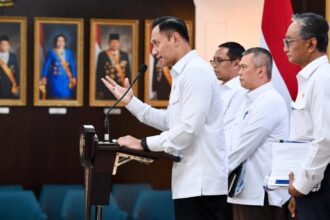 Menteri Koordinator (Menko) Infrastruktur dan Pembangunan Kewilayahan Agus Harimurti Yudhoyono (AHY) memberikan keterangan pers kepada awak media, usai mengikuti rapat terbatas yang dipimpin Presiden Prabowo Subianto terkait persiapan menghadapi Nataru, di kompleks Istana Kepresidenan Jakarta. Foto: setkab