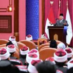 Presiden Prabowo Subianto memberikan sambutan dalam pertemuan dengan hampir 2000 mahasiswa Indonesia yang tengah menempuh pendidikan di Al-Azhar Convention Center, Universitas Al-Azhar, Kairo, Mesir, pada Rabu (18/12/2024). Foto: BPMI Setpres