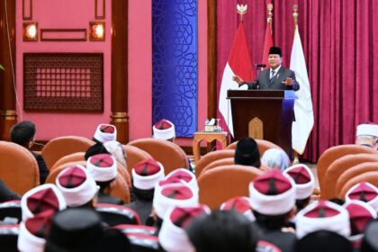 Presiden Prabowo Subianto memberikan sambutan dalam pertemuan dengan hampir 2000 mahasiswa Indonesia yang tengah menempuh pendidikan di Al-Azhar Convention Center, Universitas Al-Azhar, Kairo, Mesir, pada Rabu (18/12/2024). Foto: BPMI Setpres