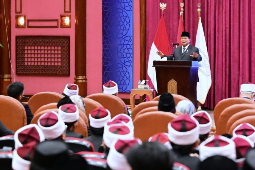 Presiden Prabowo Subianto memberikan sambutan dalam pertemuan dengan hampir 2000 mahasiswa Indonesia yang tengah menempuh pendidikan di Al-Azhar Convention Center, Universitas Al-Azhar, Kairo, Mesir, pada Rabu (18/12/2024). Foto: BPMI Setpres