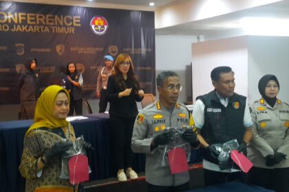 Kapolres Metro Jakarta Timur, Kombes Nicolas Ary Lilipaly didampingi Kasat Reskrim dan Kanit PPA serta jajaran menunjukkan barang bukti kasus Kekerasan Dalam Rumah Tangga (KDRT) dan menghadirkan tersangka berinisial MS di Mapolres, Jumat (20/12/2024). Foto: Joesvicar Iqbal/ipol.id