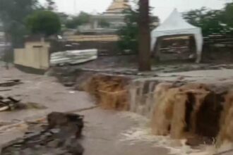 Banjir mengakibatkan bahu jalan penghubung Kecamatan Kranggan-Pringsurat, Kabupaten Temanggung, Jawa Tengah, ambles, pada Rabu (18/12/2024). Foto: Ist