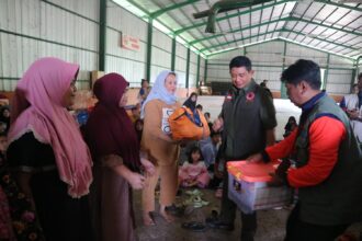 Kepala Badan Nasional Penanggulangan Bencana (BNPB) Suharyanto memberikan bantuan kepada para pengungsi di Pos Pengungsian Bantargadung, Kabupaten Sukabumi, Jawa Barat, pada (13/12/2024). Foto: Ist