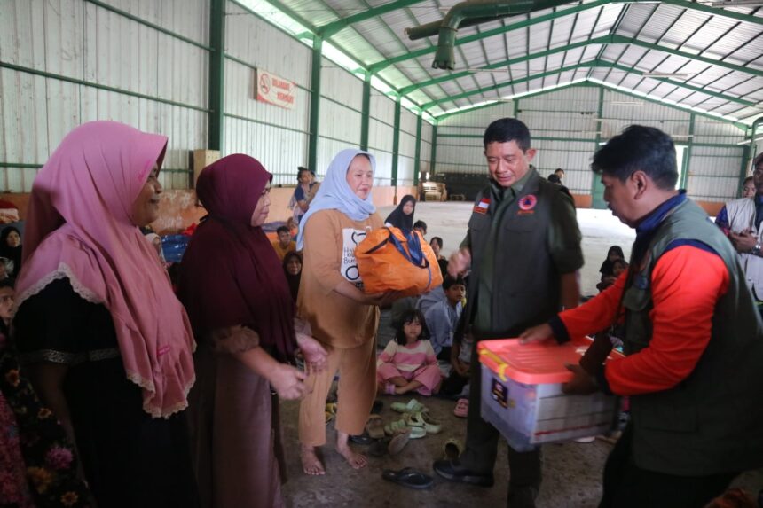 Kepala Badan Nasional Penanggulangan Bencana (BNPB) Suharyanto memberikan bantuan kepada para pengungsi di Pos Pengungsian Bantargadung, Kabupaten Sukabumi, Jawa Barat, pada (13/12/2024). Foto: Ist