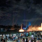 Suasana para pengunjung saat menyaksikan Dancing Fountain Tirta Cerita atau air mancur menari di Taman Mini Indonesia Indah (TMII) di kawasan Cipayung, Jakarta Timur, pada Selasa (31/12/2024) malam. Foto: Joesvicar Iqbal/ipol.id