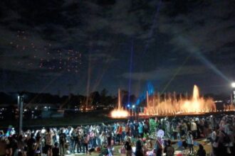 Suasana para pengunjung saat menyaksikan Dancing Fountain Tirta Cerita atau air mancur menari di Taman Mini Indonesia Indah (TMII) di kawasan Cipayung, Jakarta Timur, pada Selasa (31/12/2024) malam. Foto: Joesvicar Iqbal/ipol.id