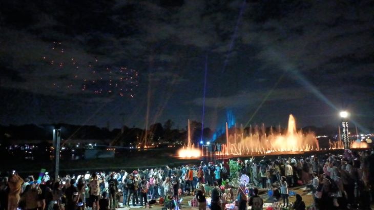 Suasana para pengunjung saat menyaksikan Dancing Fountain Tirta Cerita atau air mancur menari di Taman Mini Indonesia Indah (TMII) di kawasan Cipayung, Jakarta Timur, pada Selasa (31/12/2024) malam. Foto: Joesvicar Iqbal/ipol.id