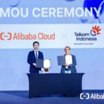 Country Manager Indonesia Alibaba Cloud Intelligence Sean Yuan (Kiri) dan VP Global Strategic Partnership Telkom Candra Kusuma Wardhana (Kanan) saat seremoni nota kesepahaman (MoU) antara Telkom dan Alibaba Cloud yang berlangsung pada Selasa (3/12/2024). Foto: Telkom Indonesia