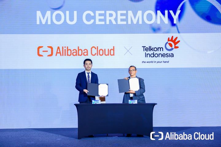 Country Manager Indonesia Alibaba Cloud Intelligence Sean Yuan (Kiri) dan VP Global Strategic Partnership Telkom Candra Kusuma Wardhana (Kanan) saat seremoni nota kesepahaman (MoU) antara Telkom dan Alibaba Cloud yang berlangsung pada Selasa (3/12/2024). Foto: Telkom Indonesia