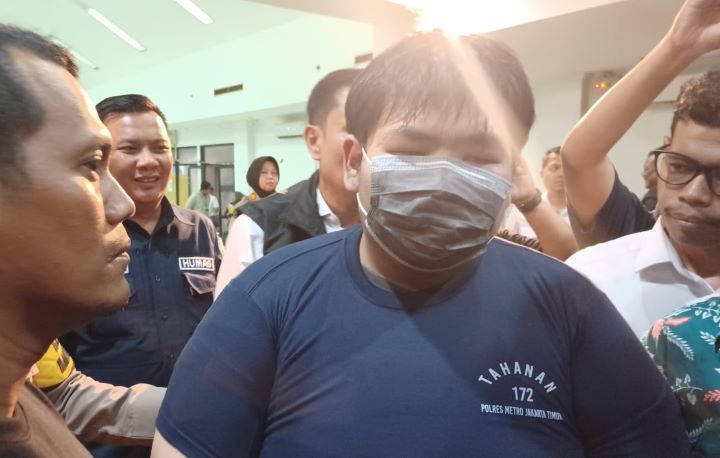 Tersangka George Sugama Halim mengenakan baju tahanan dihadirkan dalam konfrensi pers kasus penganiayaan pegawai toko roti di Mapolres Metro Jakarta Timur, Senin (16/12/2024) sore. Foto: Joesvicar Iqbal/ipol.id