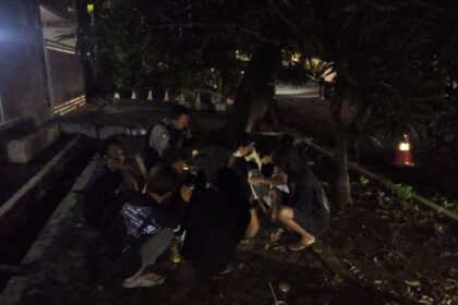 Sejumlah remaja diduga akan balap liar saat diamankan oleh Tim Patroli Perintis Presisi Polres Metro Jakarta Selatan (Polres Jaksel) di Jalan Al Azhar, Kebayoran Baru, pada Minggu (8/12/2024) dini hari. Foto: Ist