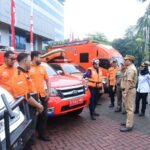 Usai memimpin Apel Kesiapsiagaan Bencana Tingkat Kota Administrasi Jakarta Timur, di halaman Kantor Walikota, pada Senin (9/12/2024). Sekretaris Kota Administrasi Jakarta Timur, Kusmanto, mengecek sejumlah peralatan, kendaraan hingga personel dalam mengantisipasi bencana akibat cuaca ekstrem. Foto: Ist