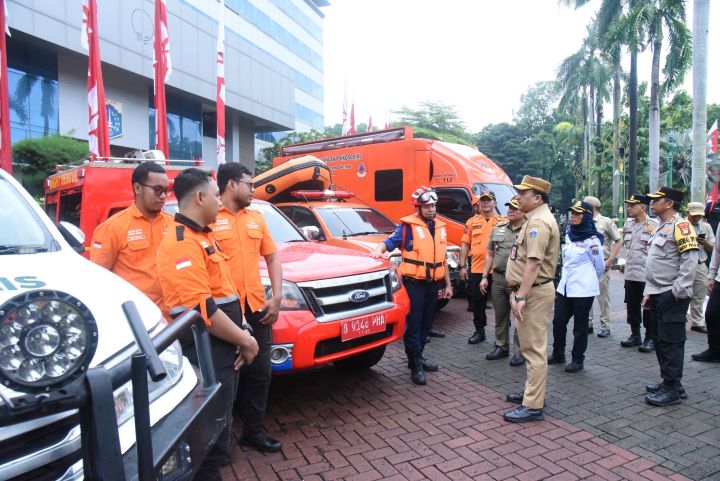 Usai memimpin Apel Kesiapsiagaan Bencana Tingkat Kota Administrasi Jakarta Timur, di halaman Kantor Walikota, pada Senin (9/12/2024). Sekretaris Kota Administrasi Jakarta Timur, Kusmanto, mengecek sejumlah peralatan, kendaraan hingga personel dalam mengantisipasi bencana akibat cuaca ekstrem. Foto: Ist