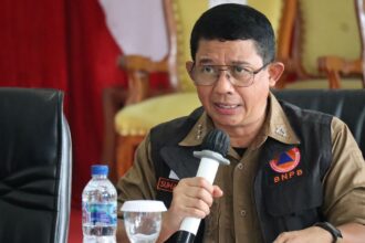 Kepala Badan Nasional Penanggulangan Bencana (BNPB) Suharyanto, saat memimpin rapat koordinasi di Pendopo Kabupaten Sukabumi, Jawa Barat, pada Minggu (8/12/2024). Foto: Ist