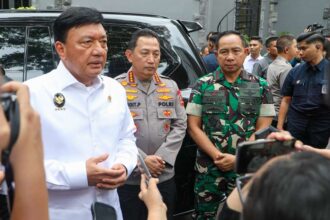 Menteri Koordinator Bidang Politik dan Keamanan (Menkopolkam), Budi Gunawan di sela-sela kunjungannya ke tempat ibadah di kawasan Gambir, Jakarta Pusat, Selasa (24/12/2024). Foto: Humas Kemenko Polkam