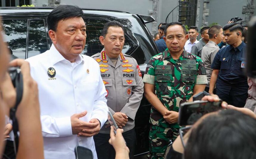 Menteri Koordinator Bidang Politik dan Keamanan (Menkopolkam), Budi Gunawan di sela-sela kunjungannya ke tempat ibadah di kawasan Gambir, Jakarta Pusat, Selasa (24/12/2024). Foto: Humas Kemenko Polkam