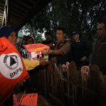 Kepala Badan Nasional Penanggulangan Bencana (BNPB), Suharyanto memberikan bantuan untuk warga pengungsi di Desa Ciengang, Kecamatan Gegerbitung, Kabupaten Sukabumi, pada Minggu (8/12/2024). Foto: BNPB