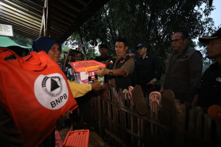 Kepala Badan Nasional Penanggulangan Bencana (BNPB), Suharyanto memberikan bantuan untuk warga pengungsi di Desa Ciengang, Kecamatan Gegerbitung, Kabupaten Sukabumi, pada Minggu (8/12/2024). Foto: BNPB