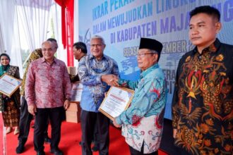 Kepala Badan Narkotika Nasional Republik Indonesia (BNN RI) Komjen Marthinus Hukom saat memberikan penghargaan kepada Dirut PT PG Rajawali II Jatitujuh, Pj. Bupati Majalengka, Bupati Indramayu, Ketua MUI Jawa Barat, Kuwu Desa Tunggul Payung, Kuwu Desa Amis, dan Kuwu Desa Tugu dalam kegiatan Pemberdayaan Peran Serta Masyarakat pada Lingkungan Masyarakat di PT PG Rajawali II Jatitujuh, Majalengka, Jawa Barat, Selasa (10/12/2024). Foto: Ist