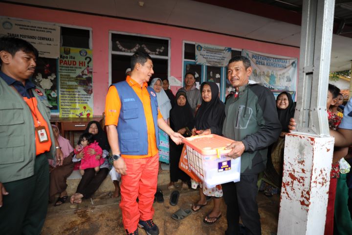 Suasana Kepala Badan Nasional Penanggulangan Bencana (BNPB) Suharyanto ketika memberikan bantuan untuk para pengungsi di Desa Nangerang, Kecamatan Jampang Tengah, Sukabumi, Jawa Barat, Rabu (11/12/2024). Foto: BNPB