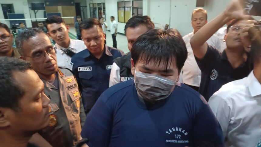 Kapolres Metro Jakarta Timur (Jaktim), Kombes Nicolas Ary Lilipaly didampingi Kasat Reskrim saat meminta keterangan tersangka penganiayaan anak bos kue, George Sugama Halim di Mapolres Jaktim, Senin (16/12/2024) sore. Foto: Joesvicar Iqbal/ipol.id