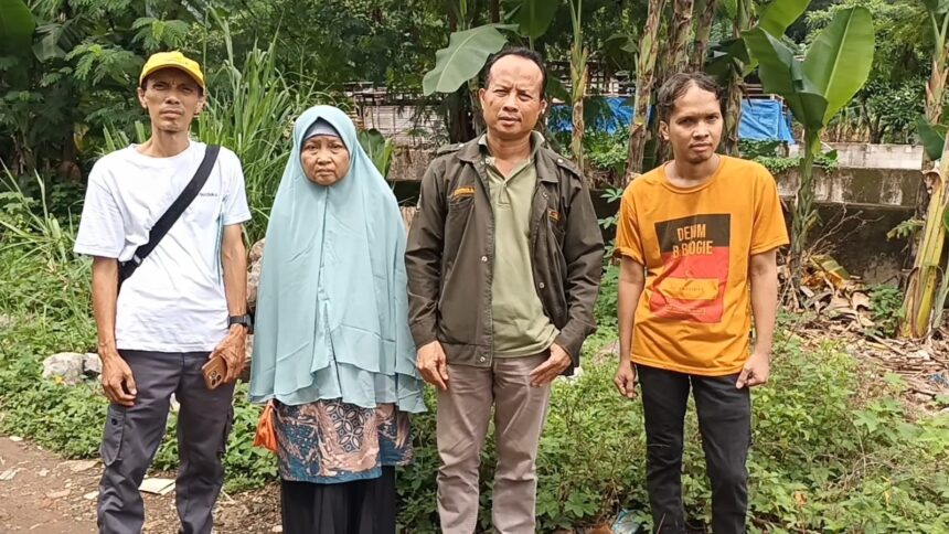 Satu ahli waris, Suryanto (jaket hijau) warga RW 02, Kelurahan Lubang Buaya, Kecamatan Cipayung, Jakarta Timur, mempertanyakan tanahnya masih belum ada ganti rugi untuk normalisasi Kali Sunter, Minggu (8/12/2024). Foto: Ist