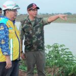 Kepala BNPB Suharyanto (berrompi) saat meninjau tanggul Sungai Wulan di Kabupaten Demak, Jawa Tengah, pada Kamis (19/12/2024) sore. Foto: Ist