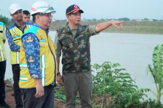 Kepala BNPB Suharyanto (berrompi) saat meninjau tanggul Sungai Wulan di Kabupaten Demak, Jawa Tengah, pada Kamis (19/12/2024) sore. Foto: Ist