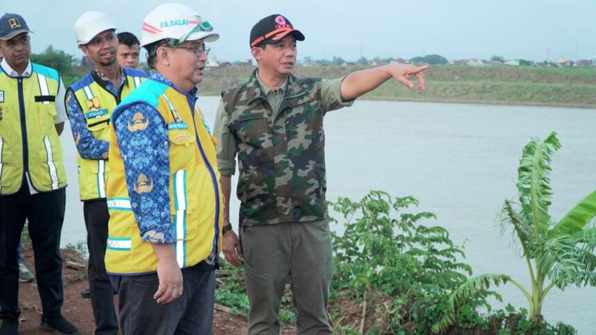 Kepala BNPB Suharyanto (berrompi) saat meninjau tanggul Sungai Wulan di Kabupaten Demak, Jawa Tengah, pada Kamis (19/12/2024) sore. Foto: Ist