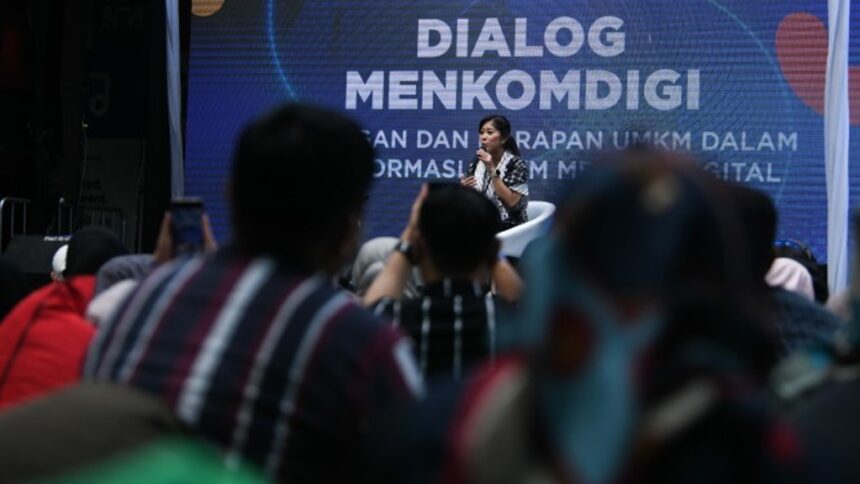 Menteri Komunikasi dan Digital Meutya Hafid dalam acara UMKM Click & Grow: Berdaya Bertransformasi dengan AI Bersama Kemkomdigi yang digelar di Urban Forest Cipete, Jakarta Selatan, Sabtu (21/12/2024). Foto: Komdigi