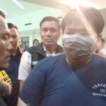 Anak bos toko roti, George Sugama Halim (baju tahanan biru) tersangka penganiaya pegawai saat dihadirkan dalam konferensi pers di Mapolres Metro Jakarta Timur, Senin (16/12/2024) sore. Foto: Joesvicar Iqbal/ipol.id