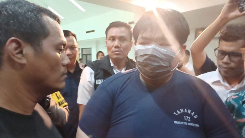 Anak bos toko roti, George Sugama Halim (baju tahanan biru) tersangka penganiaya pegawai saat dihadirkan dalam konferensi pers di Mapolres Metro Jakarta Timur, Senin (16/12/2024) sore. Foto: Joesvicar Iqbal/ipol.id