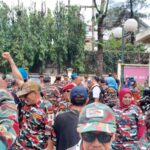 Sejumlah warga yang tergabung dalam organisasi massa (Ormas) Laskar Merah Putih saat berunjuk rasa di depan Gedung Badan Pengawas Pemilu Jakarta Timur (Bawaslu Jaktim), pada Senin (2/12/2024) siang. Foto: Joesvicar Iqbal/ipol.id