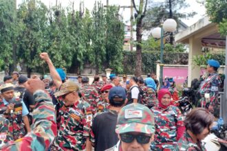 Sejumlah warga yang tergabung dalam organisasi massa (Ormas) Laskar Merah Putih saat berunjuk rasa di depan Gedung Badan Pengawas Pemilu Jakarta Timur (Bawaslu Jaktim), pada Senin (2/12/2024) siang. Foto: Joesvicar Iqbal/ipol.id