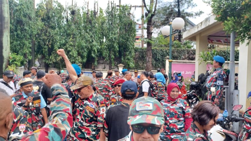 Sejumlah warga yang tergabung dalam organisasi massa (Ormas) Laskar Merah Putih saat berunjuk rasa di depan Gedung Badan Pengawas Pemilu Jakarta Timur (Bawaslu Jaktim), pada Senin (2/12/2024) siang. Foto: Joesvicar Iqbal/ipol.id