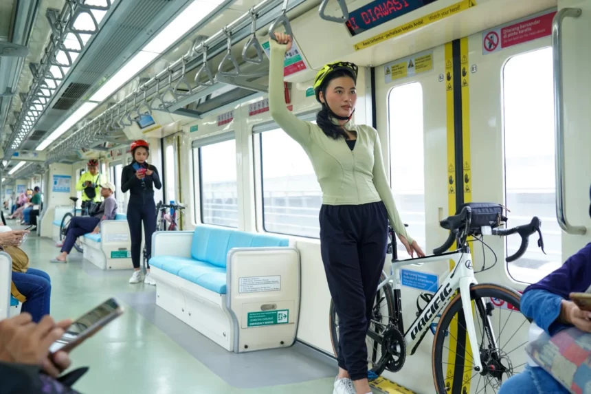 Uji coba penumpang membawa sepeda di LRT Jabedebek. Foto: KAI