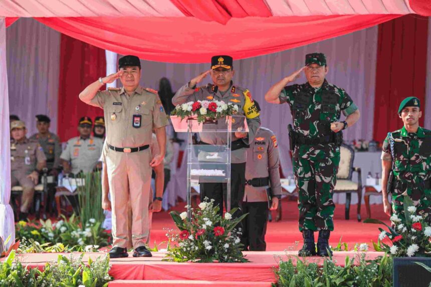 Pj Teguh Setyabudi (kesatu dari kiri) saat apel Operasi Lilin Jaya 2024.(Foto istimewa)