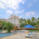 Fasilitas kolam renang dan tempat bermain anak di Hotel Discovery Ancol, Jakarta Utara.