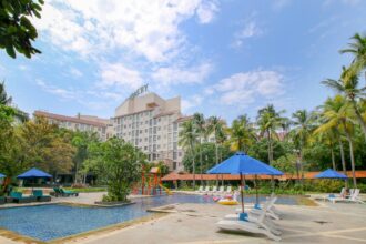 Fasilitas kolam renang dan tempat bermain anak di Hotel Discovery Ancol, Jakarta Utara.