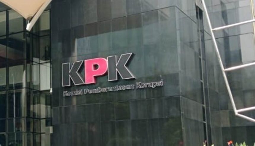 Logo Komisi Pemberantasan Korupsi di Gedung Merah Putih. Foto: Yudha Krastawan/ipol.id