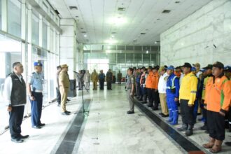 Sekretaris Kota Administrasi Jakarta Timur, Kusmanto, bersama jajaran Aparatur Sipil Negara (ASN) dan Forum Komunikasi Pimpinan Kota (Forkopimko) Jakarta Timur, dalam Apel Kesiapsiagaan Pengamanan Perayaan Tahun Baru 2025 di Loby Blok D Kantor Pemkot Jakarta Timur, Senin (30/12/2024). Foto: Ist