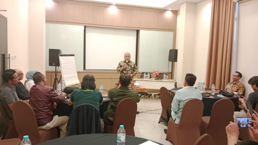 Kapuspenkum Kejaksaan Agung, Harli Siregar saat menjadi pembicara dalam forum diskusi di Cianjur, Jabar. Foto: Yudha Krastawan/ipol.id